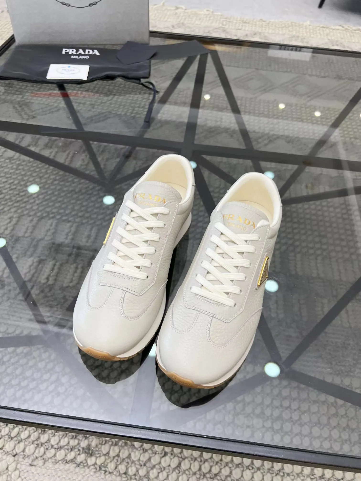 Factory price: 400💰Prada new men's leather sports shoes, the highest version on the market, any comparison is welcome🆚! The original leather has excellent texture and is super high-end! Fetal sheep net lining imported from Italy, removable pad! Luxurious materials and fine workmanship, highly recommended! Code number: 38-44, customized 45